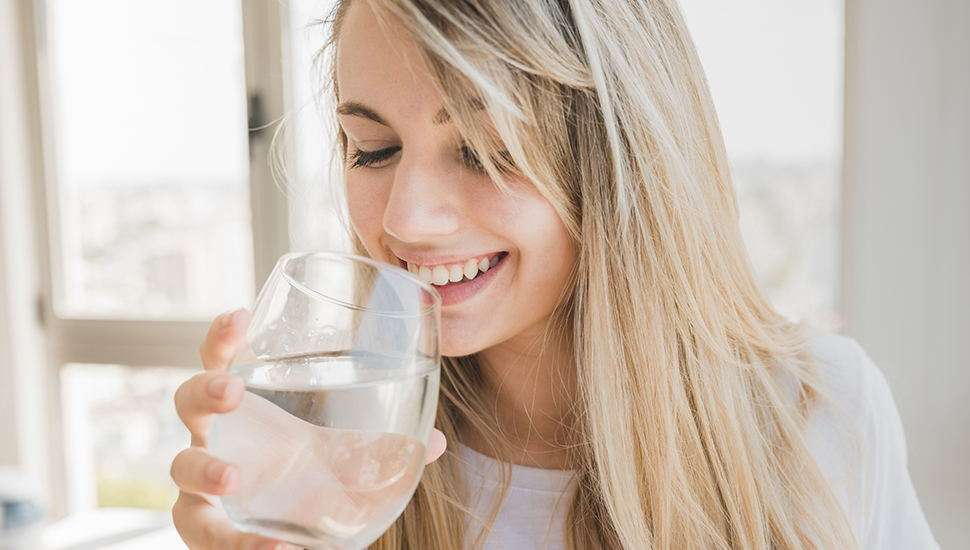 Es bueno beber agua con gas todos los días?