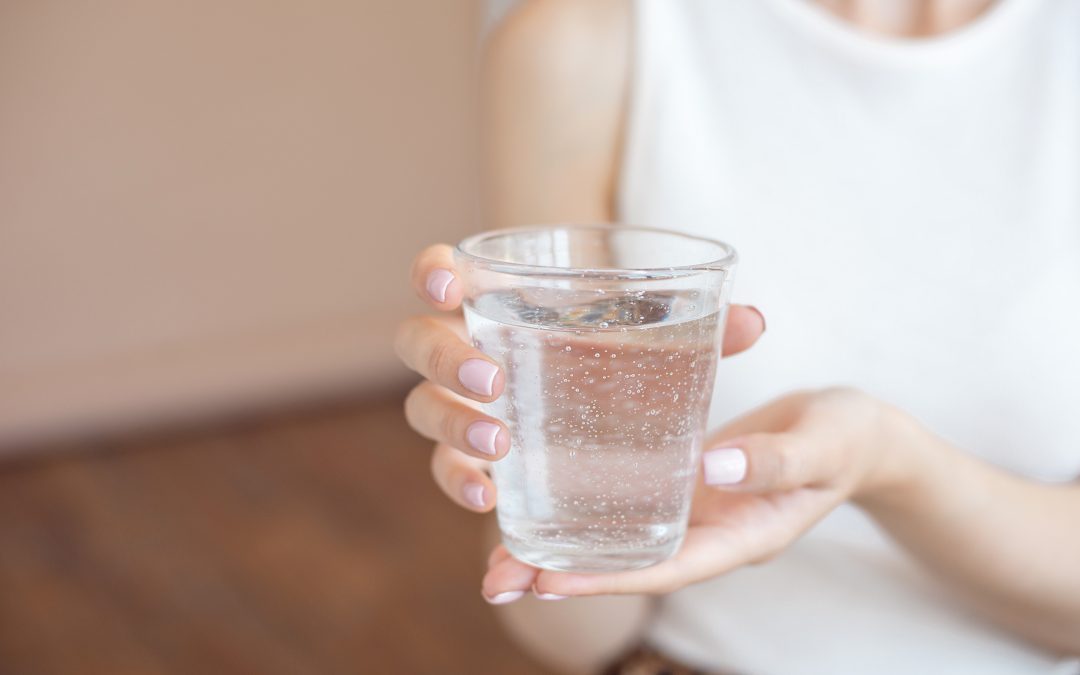 La importancia de beber abundante agua en otoño